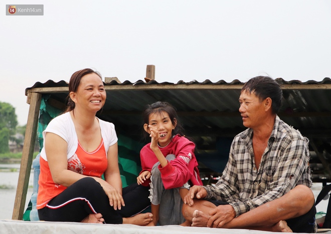 Bé gái bị teo não theo cha đi lượm ve chai ở bờ sông Sài Gòn: Ngồi chờ ba xíu, lát ba quay lại cõng con lên ghe nghen - Ảnh 16.