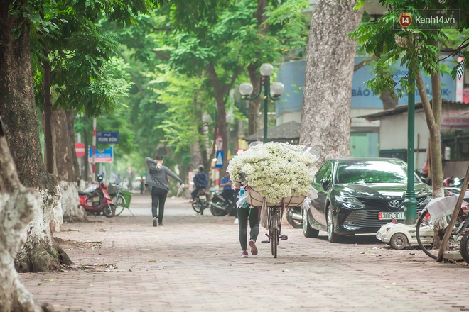 Hà Nội những ngày này, có những chiếc xe gói trọn mùa thu rong ruổi khắp phố phường - Ảnh 1.