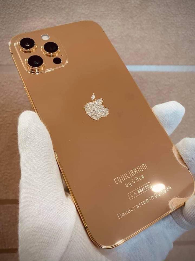 Hãy chiêm ngưỡng vẻ đẹp của chiếc iPhone 14 mạ vàng đầy xa hoa và sang trọng. Bởi với thiết kế tuyệt đỉnh và mạ vàng chất lượng cao, chiếc iPhone này sẽ khiến bạn mê mẩn ngay từ cái nhìn đầu tiên.
