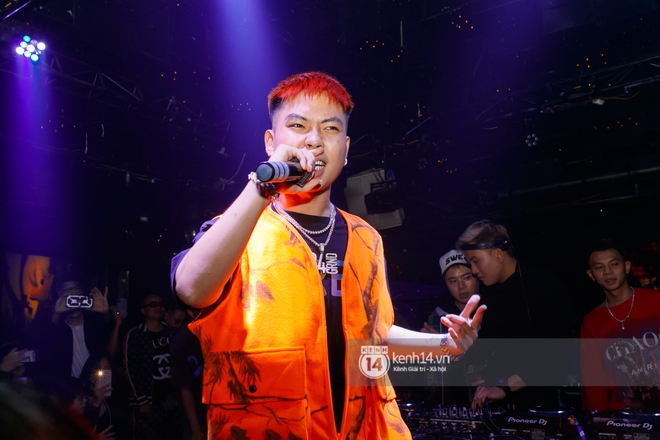 MCK - Tlinh rải cẩu lương từ hậu trường lên sân khấu, Gonzo bất ngờ xuất hiện để cổ vũ dàn thí sinh Rap Việt và King Of Rap - Ảnh 1.