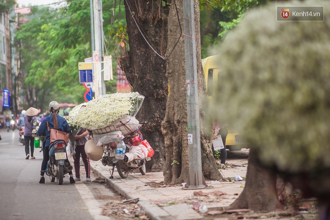 Hà Nội những ngày này, có những chiếc xe gói trọn mùa thu rong ruổi khắp phố phường - Ảnh 6.