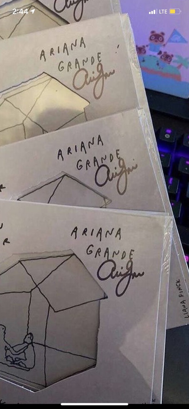 Fan phẫn nộ khi đợi chờ hơn 6 tháng CD Stuck With U mới đến tay, nhưng chữ ký của Ariana Grande và Justin Bieber đều là giả? - Ảnh 4. Fan phẫn nộ khi đợi chờ hơn 6 tháng CD Stuck With U mới đến tay, nhưng chữ ký của Ariana Grande và Justin Bieber đều là giả? - Ảnh 4.