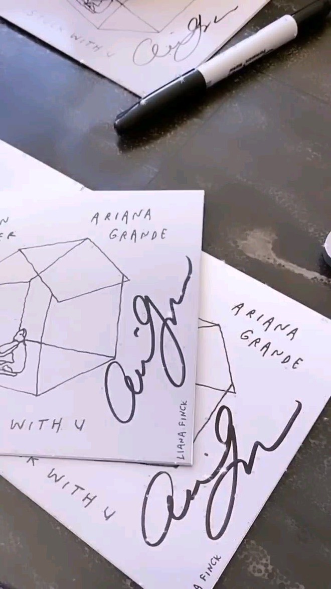 Fan phẫn nộ khi đợi chờ hơn 6 tháng CD Stuck With U mới đến tay, nhưng chữ ký của Ariana Grande và Justin Bieber đều là giả? - Ảnh 4. Fan phẫn nộ khi đợi chờ hơn 6 tháng CD Stuck With U mới đến tay, nhưng chữ ký của Ariana Grande và Justin Bieber đều là giả? - Ảnh 4.