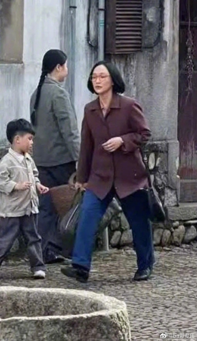 Chị đẹp Châu Tấn để tóc vén rèm lộ cả trán, diện nguyên set đồ chuẩn style bà dì thôn quê ở phim mới - Ảnh 3.