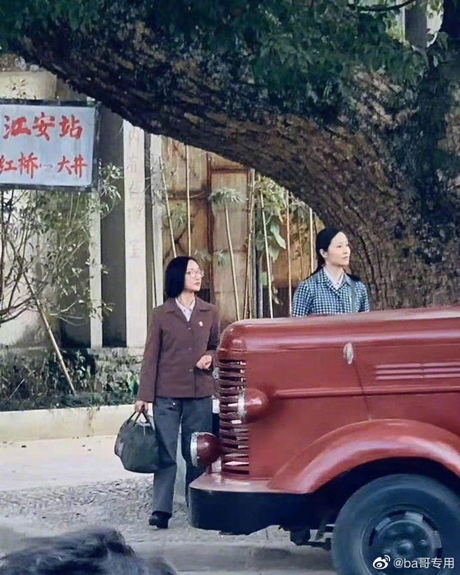 Chị đẹp Châu Tấn để tóc vén rèm lộ cả trán, diện nguyên set đồ chuẩn style bà dì thôn quê ở phim mới - Ảnh 6.