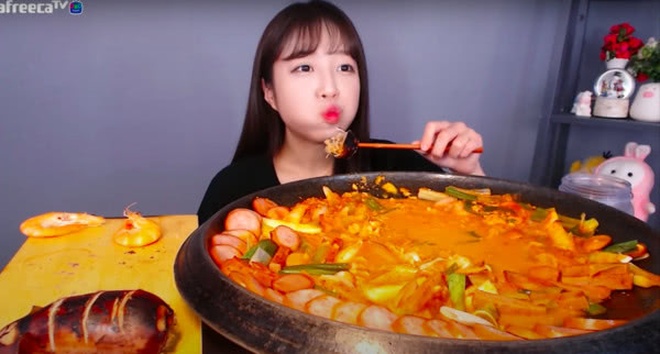 Tzuyang tuyên bố “có chết cũng sẽ không làm mukbang nữa”, 2 tháng sau