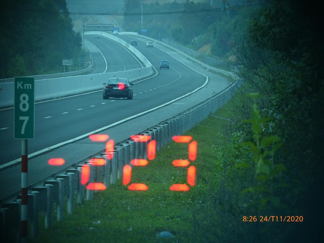 Vội đi ăn cưới, tài xế BMW phóng như bay với tốc độ 223km/giờ trên cao tốc - Ảnh 1.