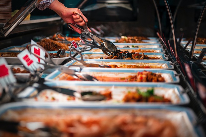 Những nhà hàng buffet trên thế giới phạt khách lãng phí đồ ăn thế nào? - Ảnh 1.