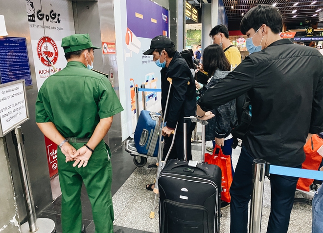 Khổ như hành khách ở Tân Sơn Nhất: Dang nắng mang vác hành lý ra đường đón xe công nghệ - Ảnh 3.