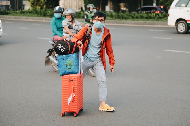 Khổ như hành khách ở Tân Sơn Nhất: Dang nắng mang vác hành lý ra đường đón xe công nghệ - Ảnh 9.
