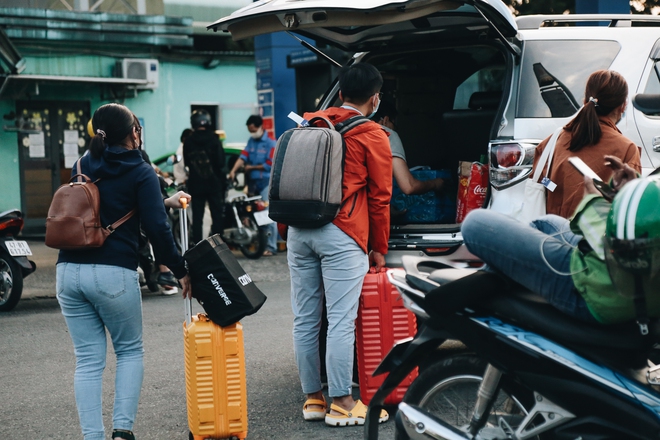 Khổ như hành khách ở Tân Sơn Nhất: Dang nắng mang vác hành lý ra đường đón xe công nghệ - Ảnh 10.