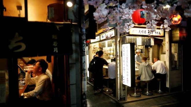 Tokyo (Nhật Bản) phải đóng cửa sớm các quán bar, nhà hàng do Covid-19 - Ảnh 1.