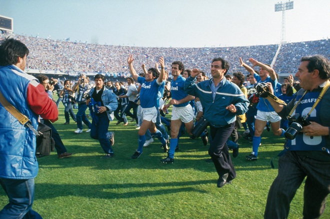Sự nghiệp thăng trầm của Diego Maradona qua những bức hình đáng nhớ: Tạm biệt một thiên tài với đôi chân đầy những ma thuật - Ảnh 9.