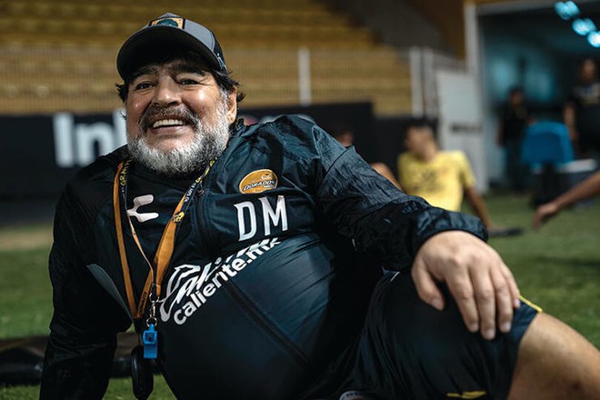 Diego Maradona, Cậu bé Vàng ngây thơ và điên rồ trên đường biên - Ảnh 2.