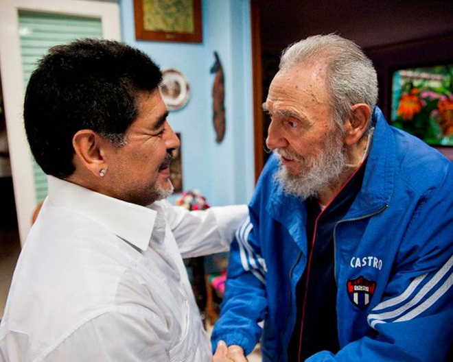 Diego Maradona mất cùng ngày với lãnh tụ Fidel Castro, người được Cậu bé vàng hết mực kính trọng - Ảnh 1.