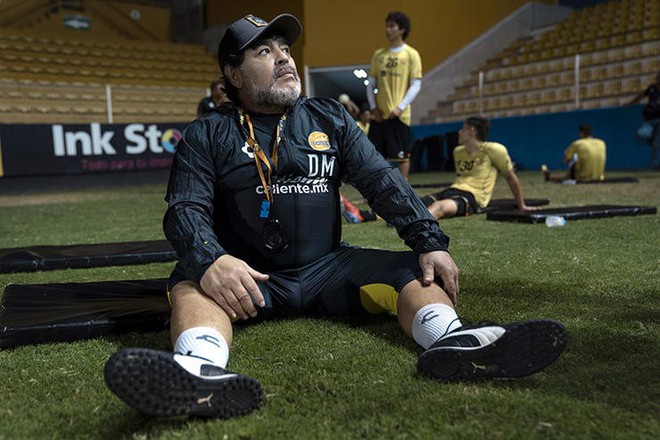 Diego Maradona, Cậu bé Vàng ngây thơ và điên rồ trên đường biên - Ảnh 4.