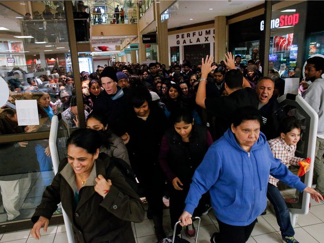 Những câu chuyện chứng minh Black Friday tạo ra một thế giới điên rồ và cuồng loạn nhất, theo lời kể của các nhân viên bán hàng - Ảnh 1. Những câu chuyện chứng minh Black Friday tạo ra một thế giới điên rồ và cuồng loạn nhất, theo lời kể của các nhân viên bán hàng - Ảnh 1.