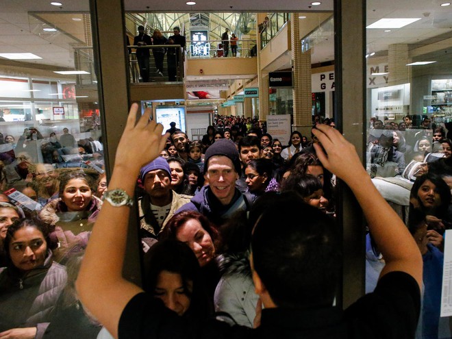 Những câu chuyện chứng minh Black Friday tạo ra một thế giới điên rồ và cuồng loạn nhất, theo lời kể của các nhân viên bán hàng - Ảnh 4. Những câu chuyện chứng minh Black Friday tạo ra một thế giới điên rồ và cuồng loạn nhất, theo lời kể của các nhân viên bán hàng - Ảnh 4.