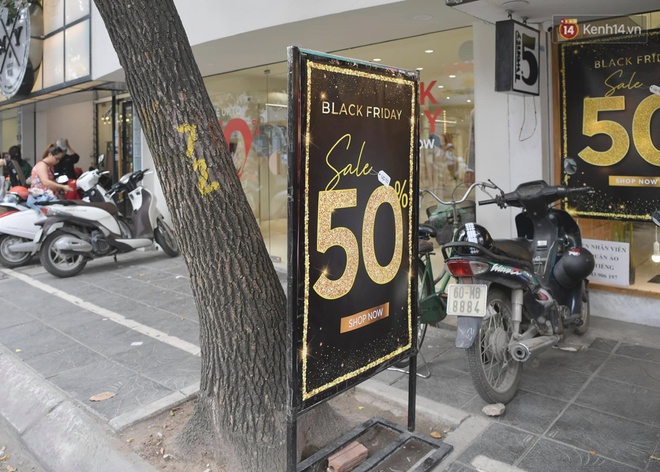 Ảnh: Phố mua sắm ở Hà Nội vắng như chùa Bà Đanh dù vào giờ nghỉ trưa ngày Black Friday - Ảnh 11. Ảnh: Phố mua sắm ở Hà Nội vắng như chùa Bà Đanh dù vào giờ nghỉ trưa ngày Black Friday - Ảnh 11.