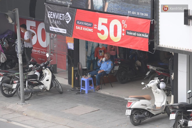 Ảnh: Phố mua sắm ở Hà Nội vắng như chùa Bà Đanh dù vào giờ nghỉ trưa ngày Black Friday - Ảnh 12. Ảnh: Phố mua sắm ở Hà Nội vắng như chùa Bà Đanh dù vào giờ nghỉ trưa ngày Black Friday - Ảnh 12.