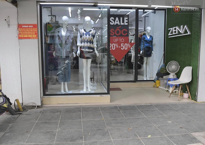 Ảnh: Phố mua sắm ở Hà Nội vắng như chùa Bà Đanh dù vào giờ nghỉ trưa ngày Black Friday - Ảnh 16. Ảnh: Phố mua sắm ở Hà Nội vắng như chùa Bà Đanh dù vào giờ nghỉ trưa ngày Black Friday - Ảnh 16.