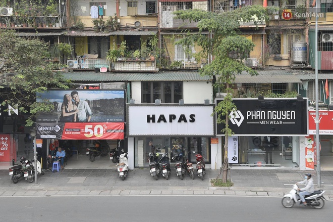Ảnh: Phố mua sắm ở Hà Nội vắng như chùa Bà Đanh dù vào giờ nghỉ trưa ngày Black Friday - Ảnh 17. Ảnh: Phố mua sắm ở Hà Nội vắng như chùa Bà Đanh dù vào giờ nghỉ trưa ngày Black Friday - Ảnh 17.