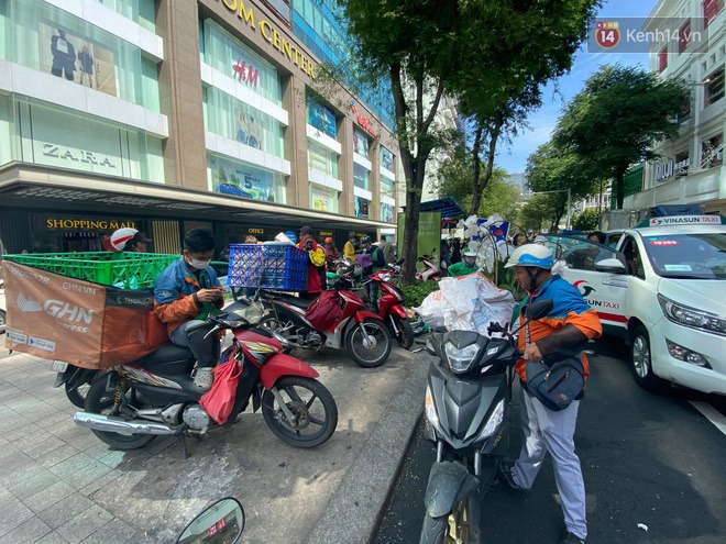 Black Friday tại Hà Nội và Sài Gòn: Càng trưa càng đông đúc! - Ảnh 1.