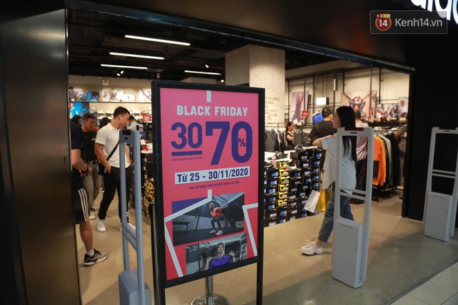 Black Friday tại Hà Nội và Sài Gòn: Càng trưa càng đông đúc! - Ảnh 8.