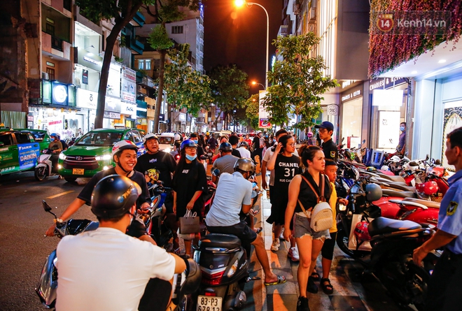 22h khuya nhưng người Sài Gòn vẫn tấp nập săn sale, tranh thủ hốt những món đồ ưng ý trước khi kết thúc ngày Black Friday - Ảnh 1. 22h khuya nhưng người Sài Gòn vẫn tấp nập săn sale, tranh thủ hốt những món đồ ưng ý trước khi kết thúc ngày Black Friday - Ảnh 1.