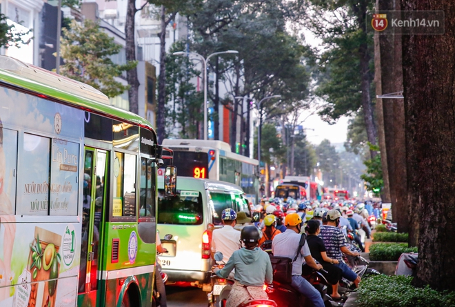Black Friday: Đường phố trung tâm Sài Gòn ùn tắc vì khách đổ về các TTTM; phố thời trang Hà Nội vẫn đìu hiu - Ảnh 5.