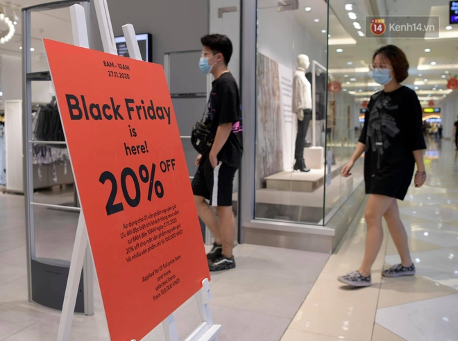 Black Friday 27/11: Hàng trăm người xếp hàng từ sớm trước TTTM, phố mua sắm nườm nượp xe cộ - Ảnh 1.