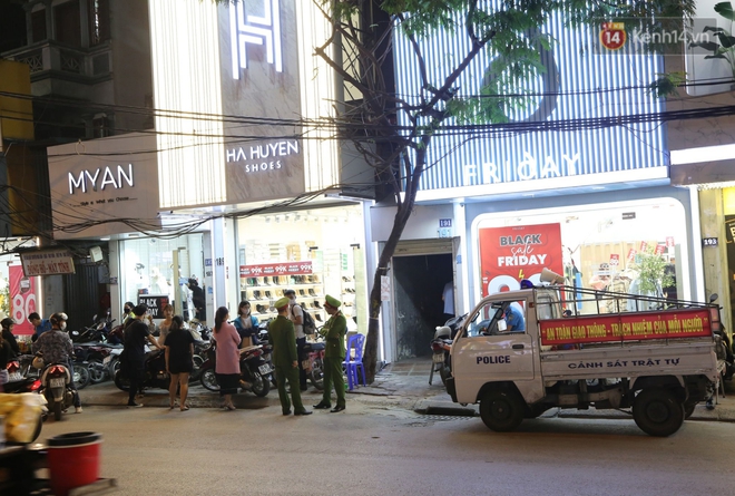 Black Friday: Đường phố trung tâm Sài Gòn ùn tắc vì khách đổ về các TTTM; phố thời trang Hà Nội vẫn đìu hiu - Ảnh 2.