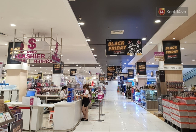 Black Friday: Đường phố trung tâm Sài Gòn ùn tắc vì khách đổ về các TTTM; phố thời trang Hà Nội vẫn đìu hiu - Ảnh 3.