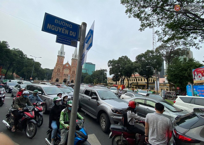 Black Friday: Đường phố trung tâm Sài Gòn ùn tắc vì khách đổ về các TTTM; phố thời trang Hà Nội vẫn đìu hiu - Ảnh 7.