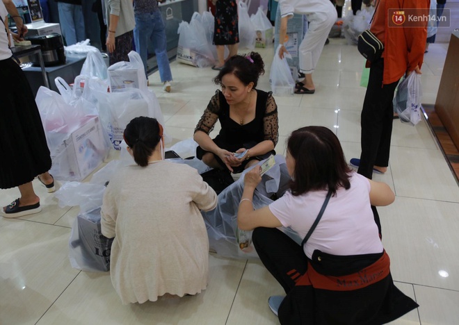 Black Friday tại Hà Nội và Sài Gòn: Càng trưa càng đông, ngoài quần áo giày dép thì nồi chiên không dầu cũng được săn tới tấp - Ảnh 2.