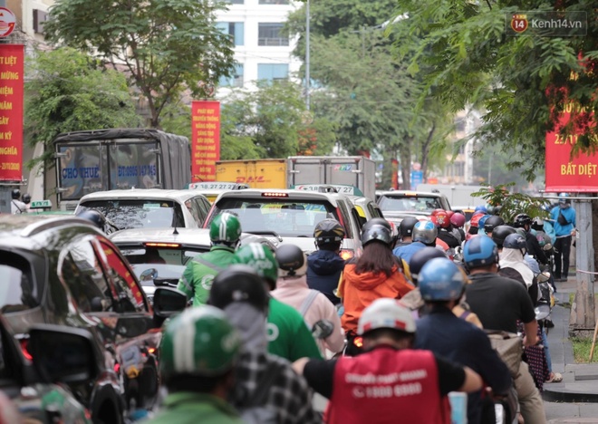 Black Friday: Đường phố trung tâm Sài Gòn ùn tắc vì khách đổ về các TTTM; phố thời trang Hà Nội vẫn đìu hiu - Ảnh 8.