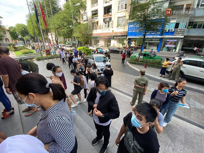 Black Friday: Đường phố trung tâm Sài Gòn ùn tắc vì khách đổ về các TTTM; phố thời trang Hà Nội vẫn đìu hiu - Ảnh 1.