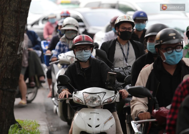 Black Friday: Đường phố trung tâm Sài Gòn ùn tắc vì khách đổ về các TTTM; phố thời trang Hà Nội vẫn đìu hiu - Ảnh 9.