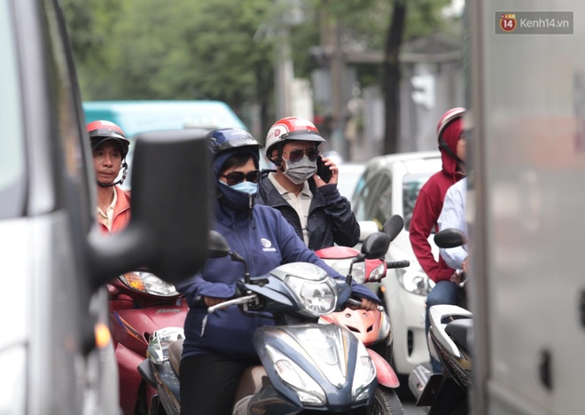 Black Friday: Đường phố trung tâm Sài Gòn ùn tắc vì khách đổ về các TTTM; phố thời trang Hà Nội vẫn đìu hiu - Ảnh 3.