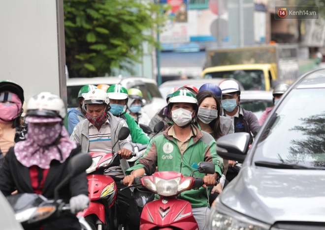 Black Friday: Đường phố trung tâm Sài Gòn ùn tắc vì khách đổ về các TTTM; phố thời trang Hà Nội vẫn đìu hiu - Ảnh 4.