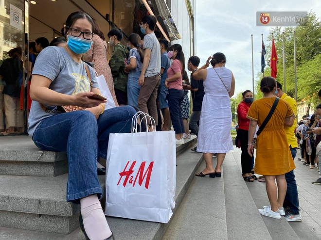 Black Friday: Đường phố trung tâm Sài Gòn ùn tắc vì khách đổ về các TTTM; phố thời trang Hà Nội vẫn đìu hiu - Ảnh 6.