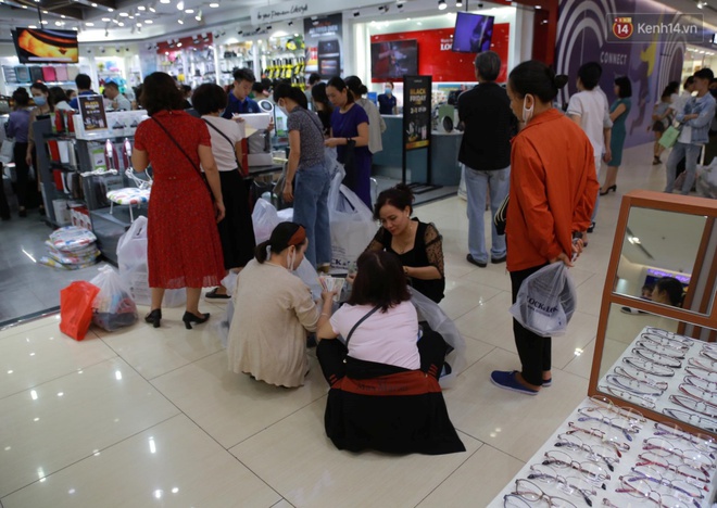 Black Friday tại Hà Nội và Sài Gòn: Càng trưa càng đông, ngoài quần áo giày dép thì nồi chiên không dầu cũng được săn tới tấp - Ảnh 6.