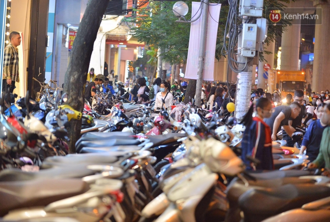 Black Friday: Đường phố trung tâm Sài Gòn ùn tắc vì khách đổ về các TTTM; phố thời trang Hà Nội vẫn đìu hiu - Ảnh 7.