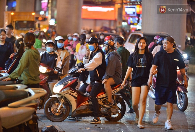 Black Friday: Đường phố trung tâm Sài Gòn ùn tắc vì khách đổ về các TTTM; phố thời trang Hà Nội vẫn đìu hiu - Ảnh 8.