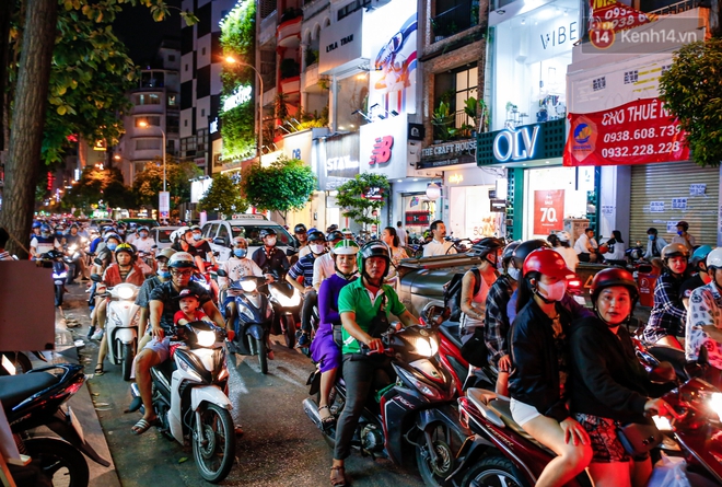 22h khuya nhưng người Sài Gòn vẫn tấp nập săn sale, tranh thủ hốt những món đồ ưng ý trước khi kết thúc ngày Black Friday - Ảnh 2. 22h khuya nhưng người Sài Gòn vẫn tấp nập săn sale, tranh thủ hốt những món đồ ưng ý trước khi kết thúc ngày Black Friday - Ảnh 2.