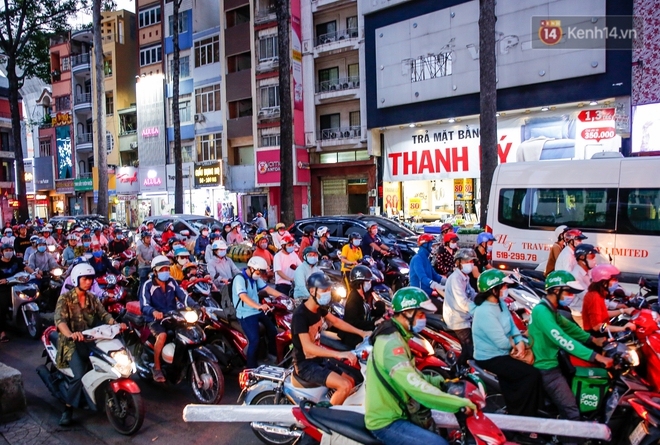 Black Friday: Đường phố trung tâm Sài Gòn ùn tắc vì khách đổ về các TTTM; phố thời trang Hà Nội vẫn đìu hiu - Ảnh 1.