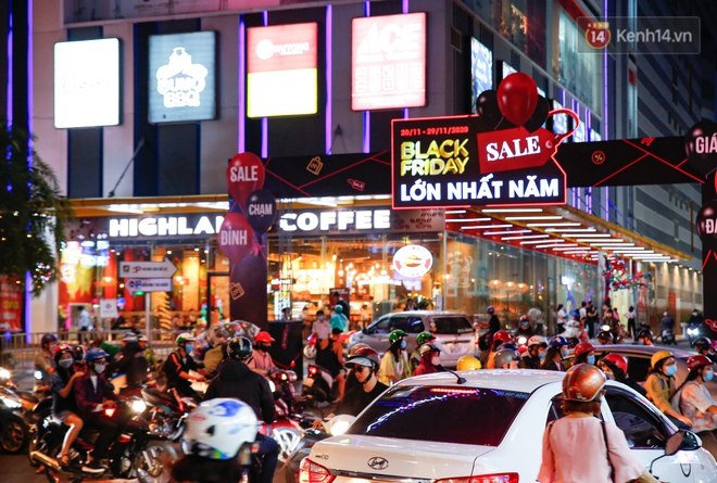 22h khuya nhưng người Sài Gòn vẫn tấp nập săn sale, tranh thủ hốt những món đồ ưng ý trước khi kết thúc ngày Black Friday - Ảnh 3. 22h khuya nhưng người Sài Gòn vẫn tấp nập săn sale, tranh thủ hốt những món đồ ưng ý trước khi kết thúc ngày Black Friday - Ảnh 3.