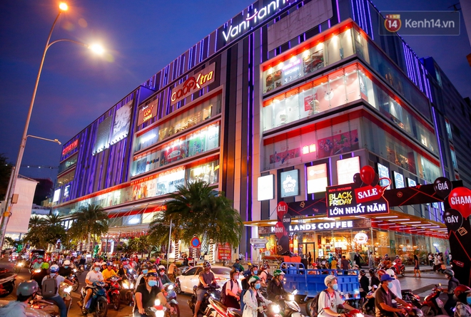 Black Friday: Đường phố trung tâm Sài Gòn ùn tắc vì khách đổ về các TTTM; phố thời trang Hà Nội vẫn đìu hiu - Ảnh 2.