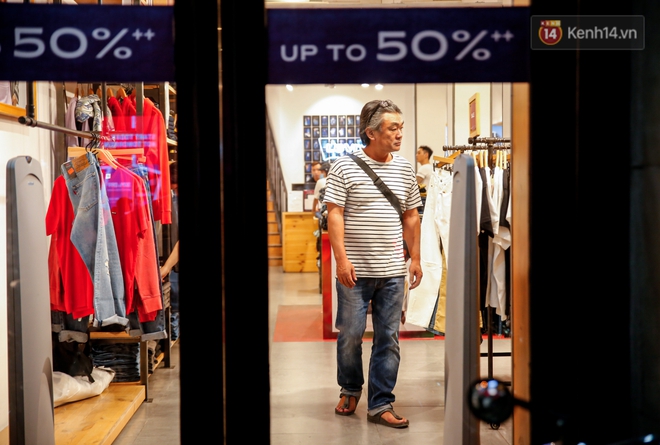 22h khuya nhưng người Sài Gòn vẫn tấp nập săn sale, tranh thủ hốt những món đồ ưng ý trước khi kết thúc ngày Black Friday - Ảnh 9. 22h khuya nhưng người Sài Gòn vẫn tấp nập săn sale, tranh thủ hốt những món đồ ưng ý trước khi kết thúc ngày Black Friday - Ảnh 9.