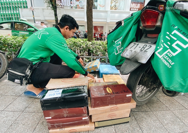 Ảnh: Shipper Sài Gòn làm việc hết công suất, nhận hàng trăm đơn hàng trong ngày Black Friday - Ảnh 11. Ảnh: Shipper Sài Gòn làm việc hết công suất, nhận hàng trăm đơn hàng trong ngày Black Friday - Ảnh 11.